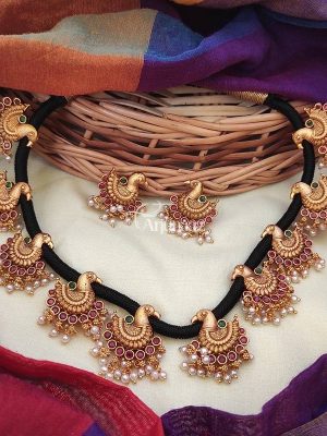 Classic Swan Thread Necklace