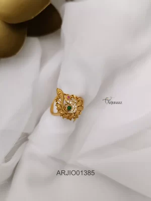 Elegant Kemp Stone Peacock Finger Ring