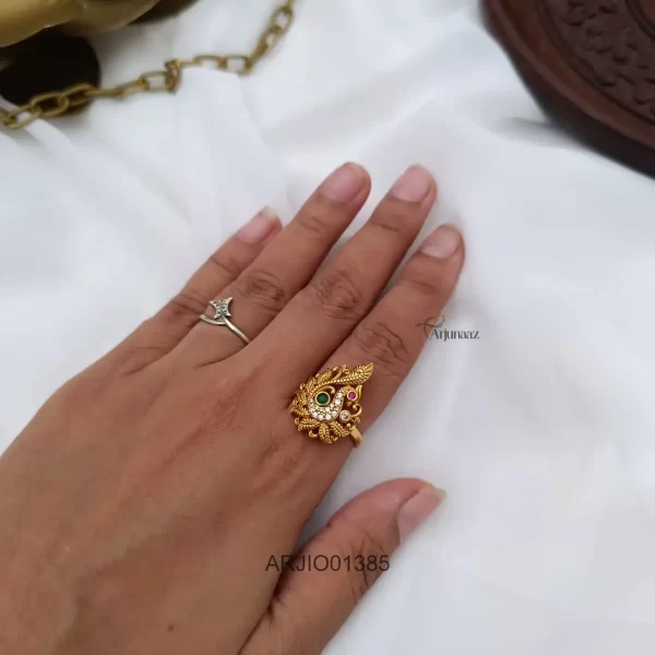 Elegant Kemp Stone Peacock Finger Ring