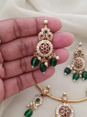 Trendy Kemp Stone with Emerald Beads Hasli Necklace