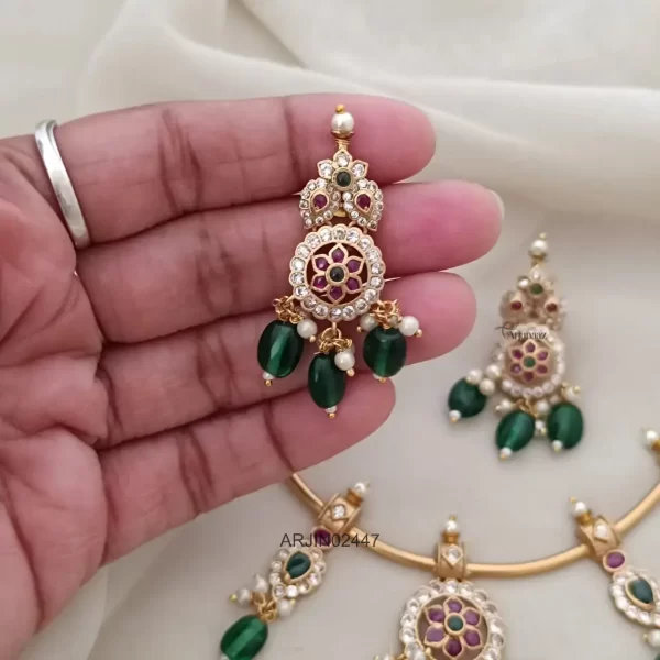 Trendy Kemp Stone with Emerald Beads Hasli Necklace